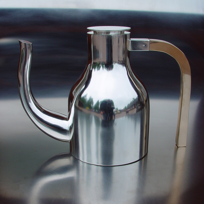 Min första, kaffekanna av silver med handtag av brons - Fredrik Lundberg