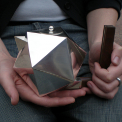 Icosahedron, chokladkanna av silver med handtag av silver och valnöt. -Lena Åberg